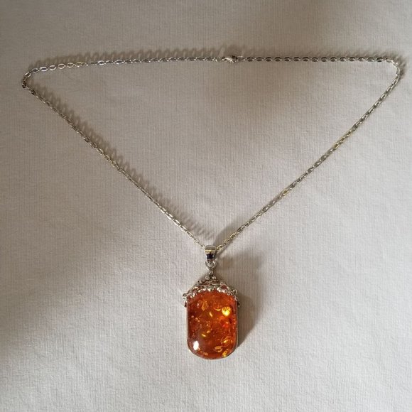 Attractive, faux amber pendant on a silver colored chain. - Picture 2 of 4